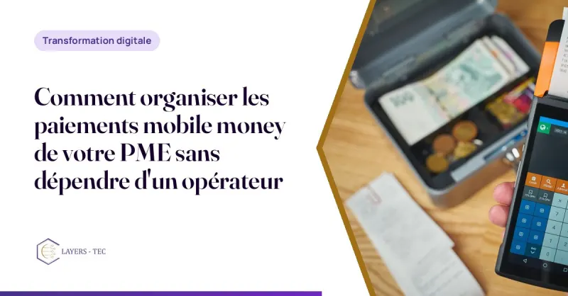 Une commerçante dans sa boutique reçoit un paiement sur son téléphone portable.