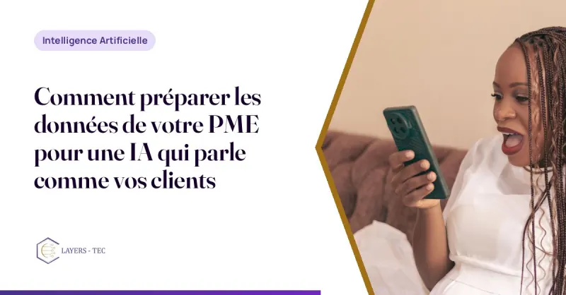 Une commerçante africaine consulte les messages de ses clients sur son téléphone dans sa boutique.