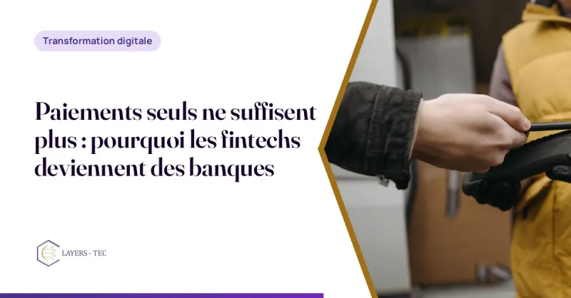 Personne tenant un téléphone mobile avec une interface de paiement, représentant une transaction fintech en Afrique